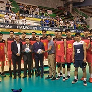 il pallavolo con tutte le firme dei membri della Nazionale di pallavolo maschile della Cina